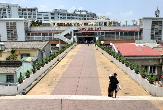 Phần lớn du khách cho rằng việc đặt thêm các chậu cây xanh trên lan can đã làm xấu đi hình ảnh khu vực này.