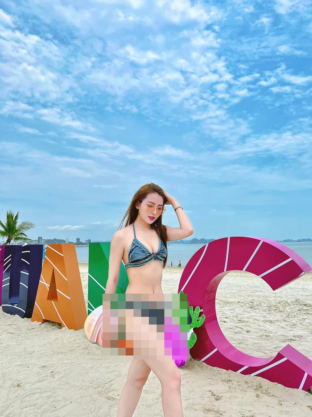 Gây chú ý nhất phải kể đến chính là chiếc quần bơi được lấy cảm hứng từ chiếc quần jeans ngắn, nó còn rách tươm khiến cho tổng thể bộ bikini càng ấn tượng.