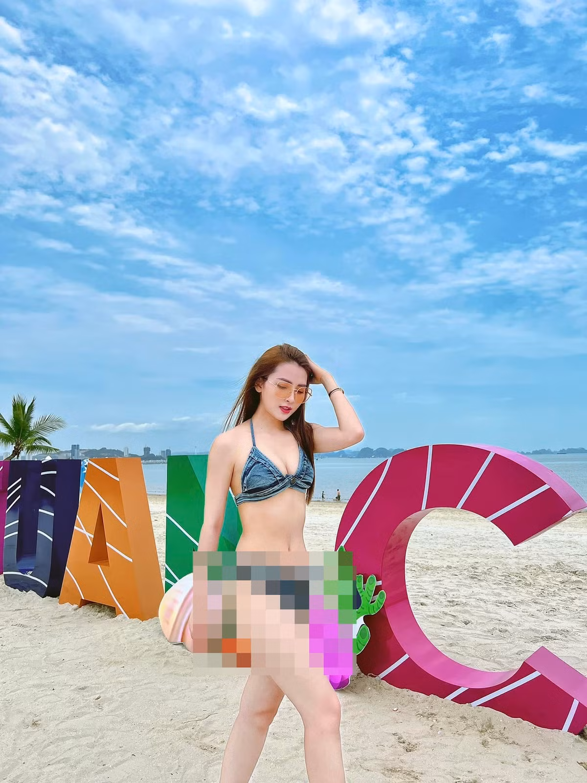 Gây chú ý nhất phải kể đến chính là chiếc quần bơi được lấy cảm hứng từ chiếc quần jeans ngắn, nó còn rách tươm khiến cho tổng thể bộ bikini càng ấn tượng.