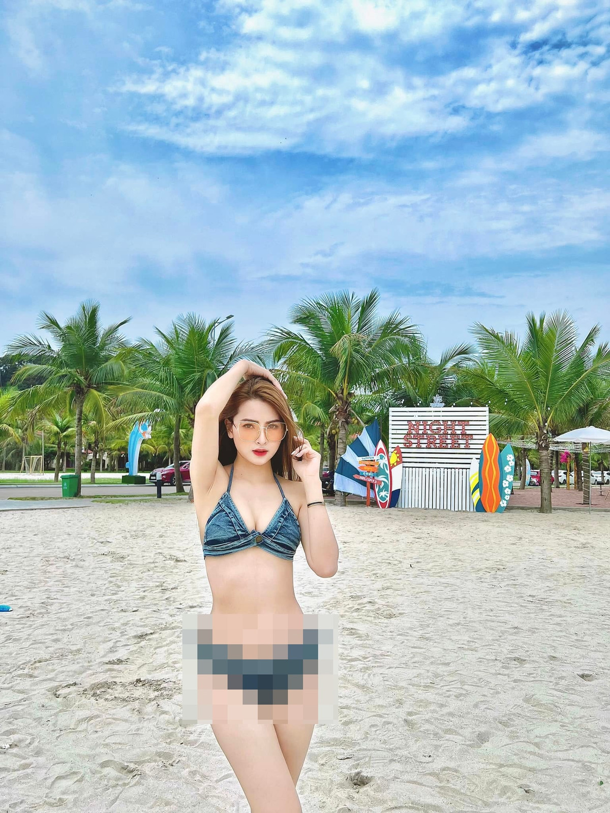 Bên cạnh đường cong hình thể siêu nét, outfit nữ MC VTV kết thân cũng gây tò mò trên diện rộng.