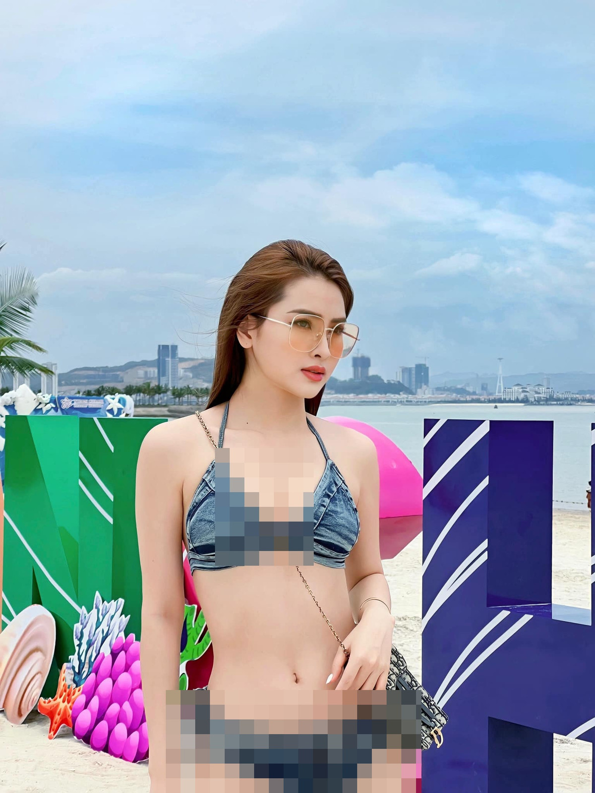 Mù Tạt không chỉ thành công phô diễn chân dài, dáng nuột mà còn chứng minh sự cao tay trong phong cách.