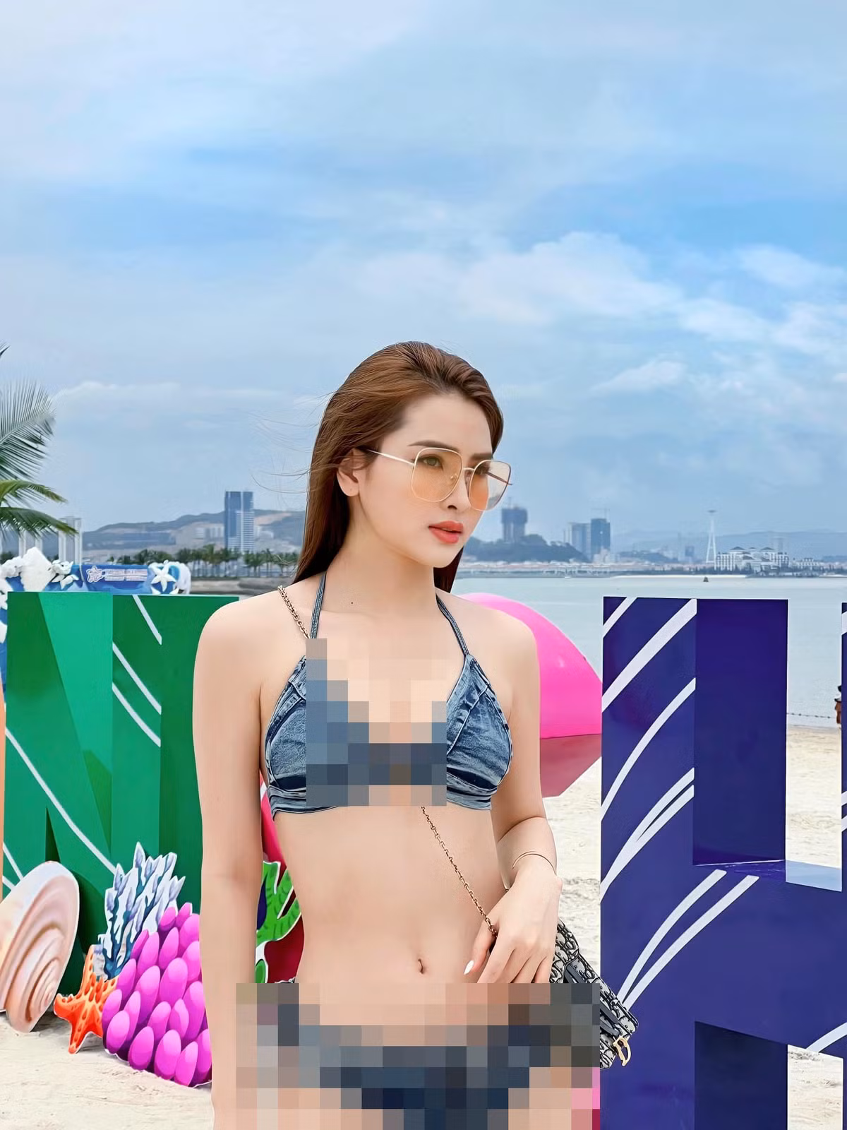 Mù Tạt không chỉ thành công phô diễn chân dài, dáng nuột mà còn chứng minh sự cao tay trong phong cách.