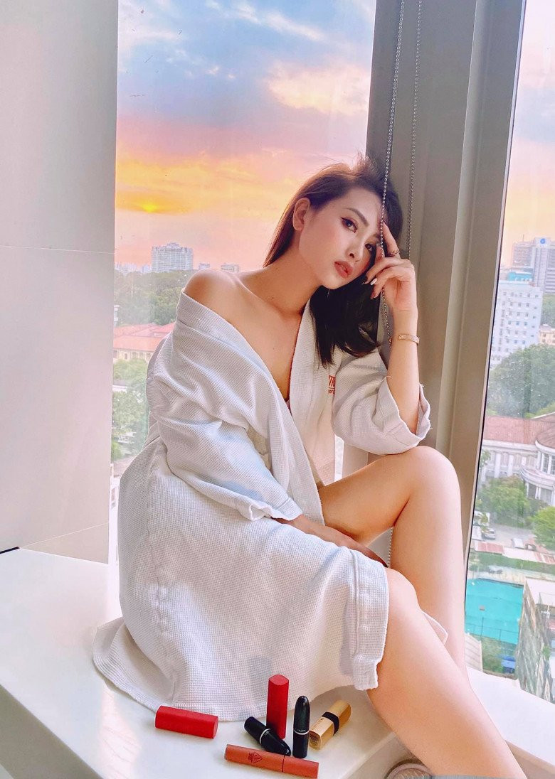 Bên cạnh lối dẫn hài hước, nhí nhảnh và trẻ trung, ngoại hình long lanh của nữ MC Mù Tạt cũng là yếu tố khiến cô thu hút sự chú ý của dân tình.