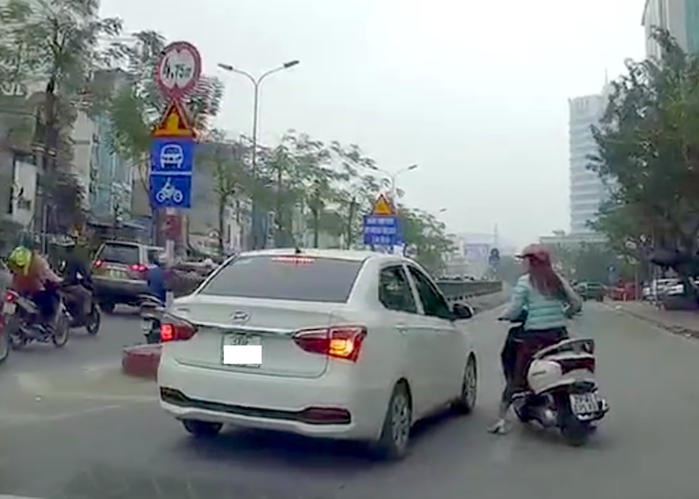 Cư dân mạng phần lớn ủng hộ hành động cẩn thận này của "ninja đường phố", vừa có thể bảo vệ an toàn được cho bản thân mà còn là người lái xe có trách nhiệm khi cảnh báo được trình độ đi xe của mình tránh ảnh hưởng đến người qua lại.