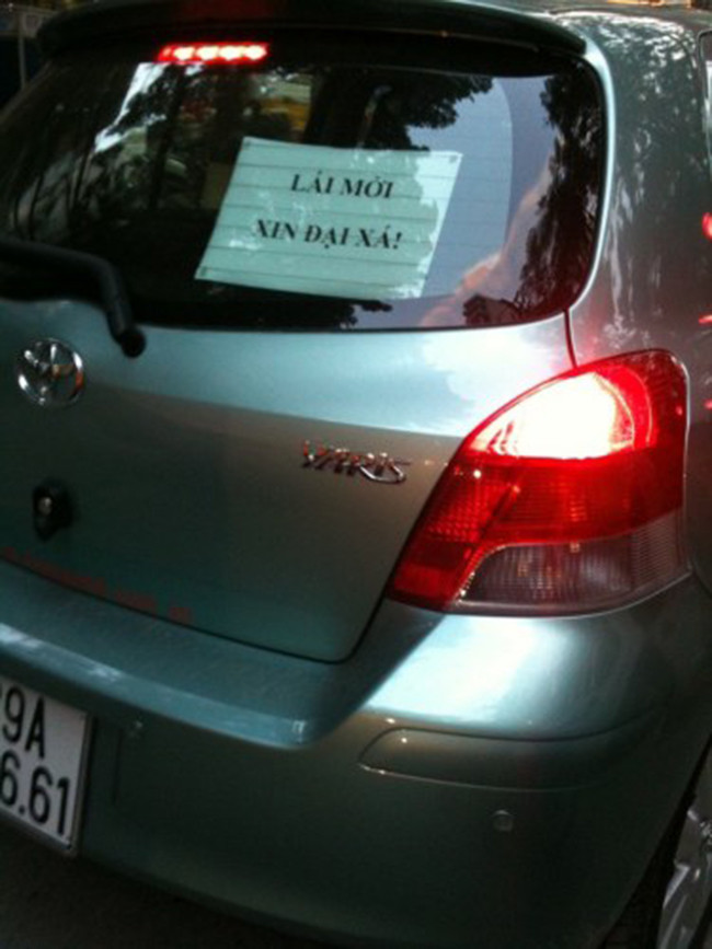 Một tài xế mới cẩn thận dán tấm bảng thông báo, đồng thời xin thông cảm trước nếu trên đường đi xảy ra chuyện gì.