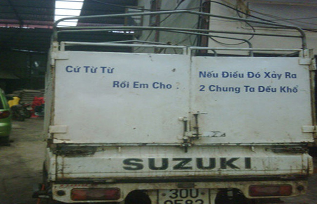 Chúng ta dễ dàng bắt gặp được những tấm biển cảnh báo hài hước thế này phía sau các phương tiện khi tham gia giao thông.