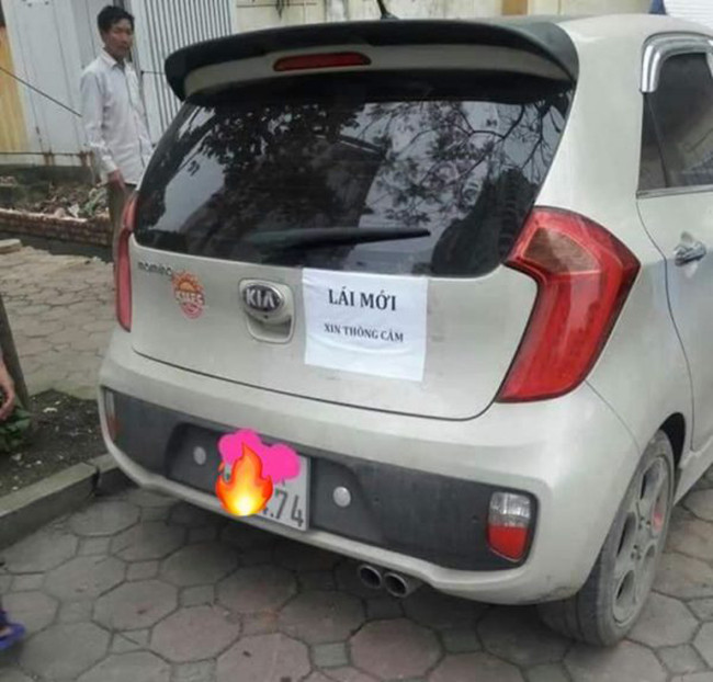 Những tấm biển dù chỉ mấy chữ đơn giản nhưng thể hiện được ý thức của người lái mới khi tham gia giao thông.