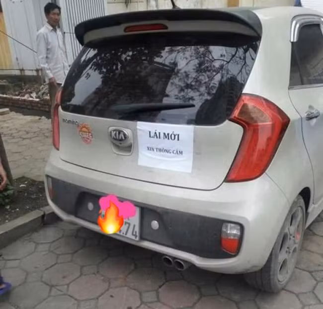 Những tấm biển dù chỉ mấy chữ đơn giản nhưng thể hiện được ý thức của người lái mới khi tham gia giao thông.