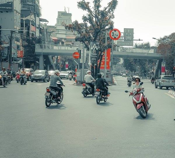 Ngay lập tức tấm biển thông báo này được cộng đồng mạng chia sẻ và bình luận với tốc độ chóng mặt. Mọi người cho biết cứ tưởng chỉ có ô tô mới có các cảnh báo, ai dè người tập đi xe máy này cũng cẩn thận như vậy.