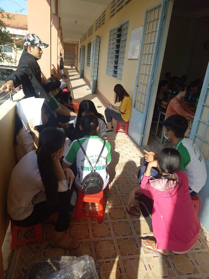 Cảnh lén lút ngoài cửa lớp để nghe ngóng tình hình mà cô giáo thông báo đến phụ huynh có lẽ là khoảnh khắc nhớ đời trong quãng đời học sinh.