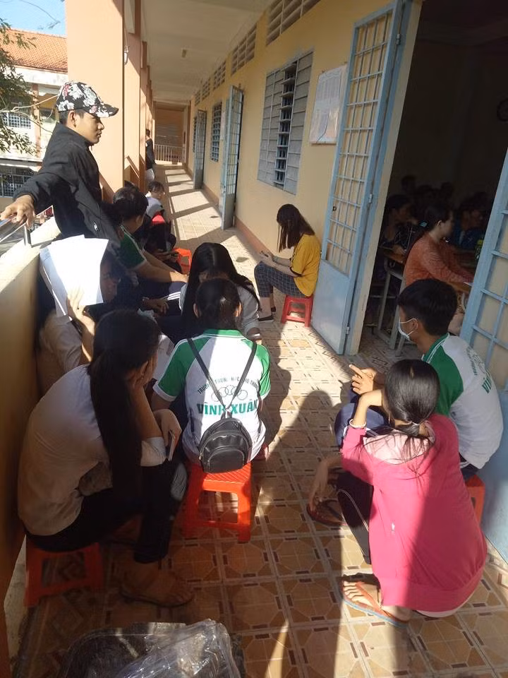 Cảnh lén lút ngoài cửa lớp để nghe ngóng tình hình mà cô giáo thông báo đến phụ huynh có lẽ là khoảnh khắc nhớ đời trong quãng đời học sinh.