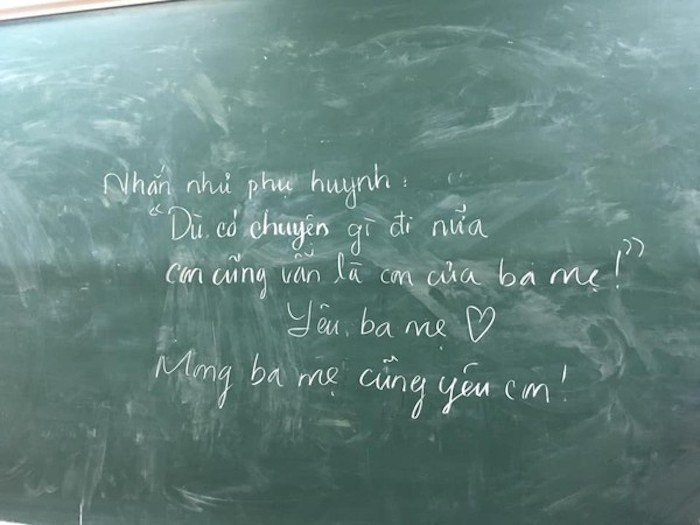 Đôi dòng nhắn nhủ được ghi ở trên bảng bên trong lớp học.