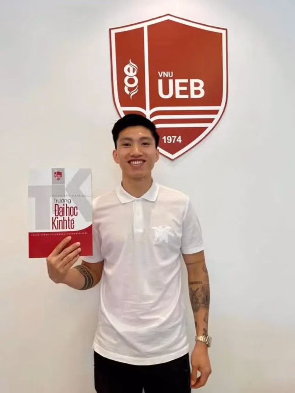 Được biết, cầu thủ Đoàn Văn Hậu là sinh viên của chương trình quản trị kinh doanh dành cho các tài năng thể thao tại trường Đại học Kinh tế - Đại học Quốc gia Hà Nội.