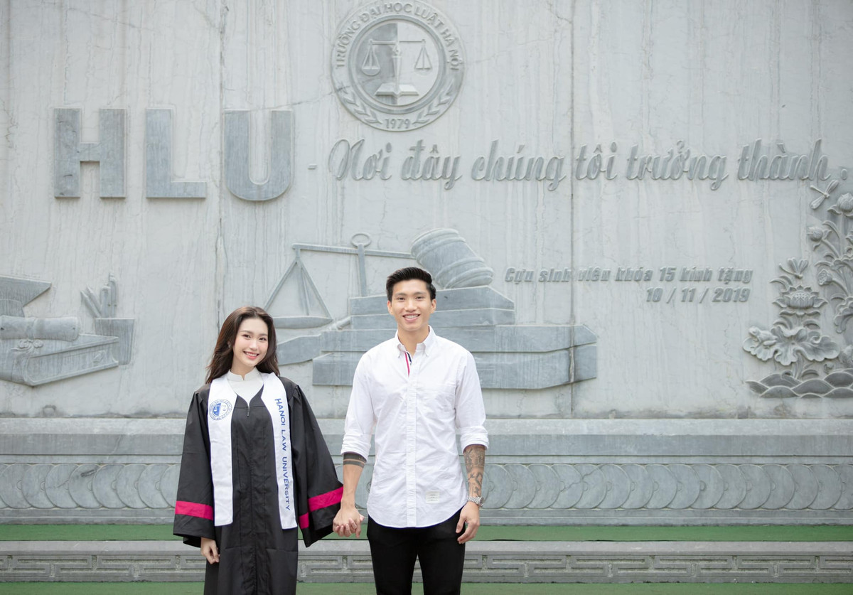 Loạt hình ảnh Văn Hậu chia sẻ lên MXH nằm trong bộ ảnh kỷ yếu tốt nghiệp đại học của Hải My trước khi ra trường.