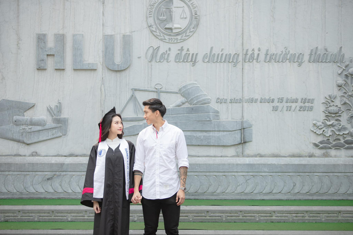 Hình ảnh Doãn Hải My diện trang phục cử nhân Luật và tay trong tay cùng Đoàn Văn Hậu lập tức nhận nhiều chú ý.