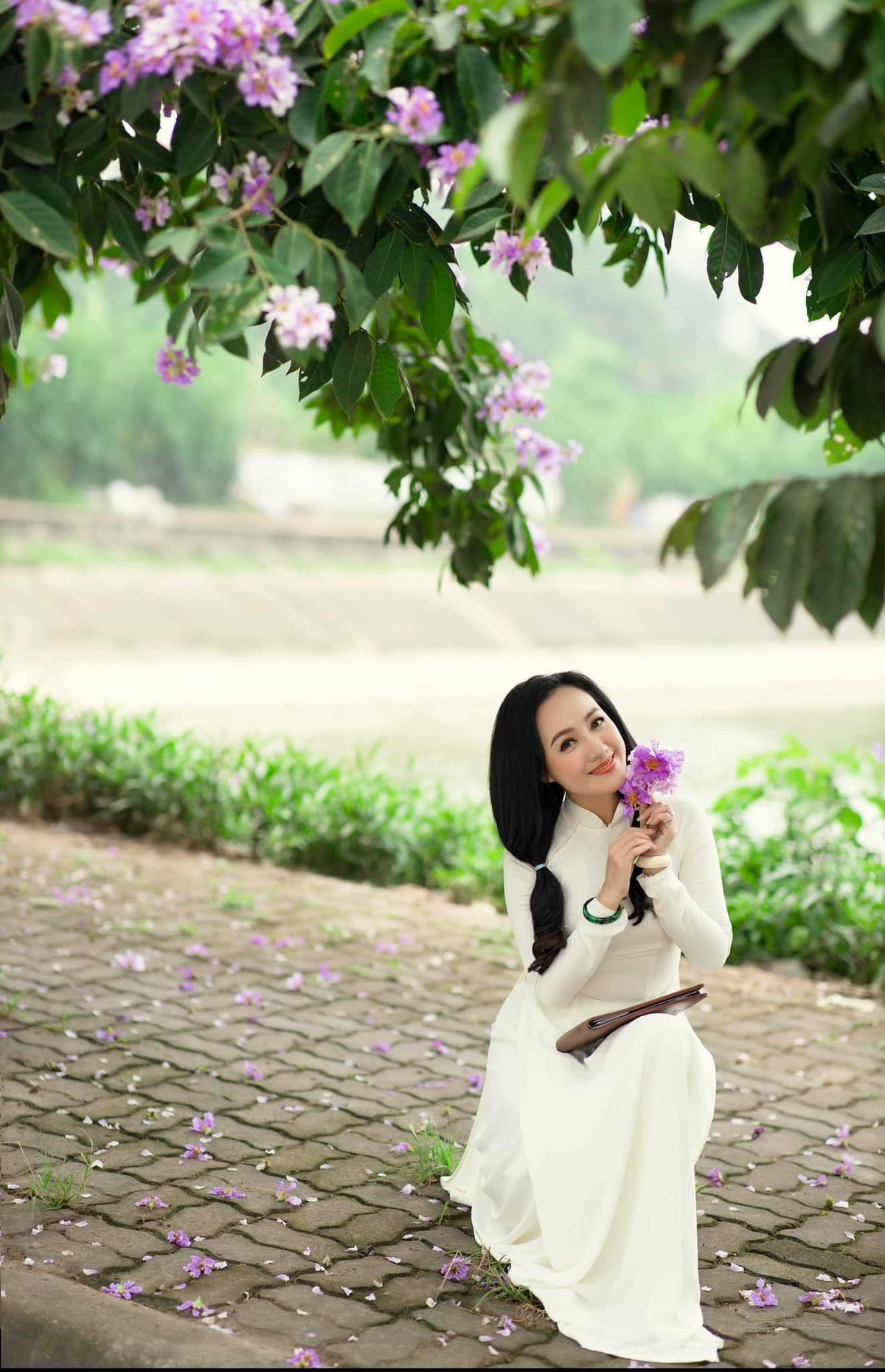 Rời bản tin thời sự chính luận, BTV Hoài Anh thường xuyên ăn mặc đa dạng hơn.