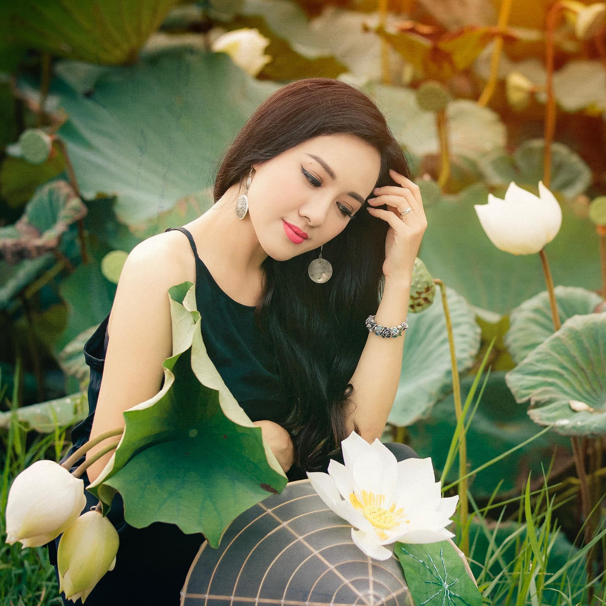 Nhan sắc xinh đẹp của nữ BTV khiến cư dân mạng không khỏi xuýt xoa, thậm chí họ còn dành cho cô những từ ngữ như "mỹ nhân", "quá xinh đẹp",...vì nhan sắc này.