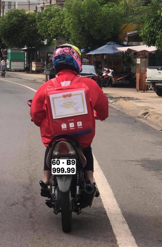 Hình ảnh lầy lội của bạn nam sinh đã được người qua đường chụp lại. Mặc dù chẳng rõ cậu bạn này là ai, học trường nào, đã nỗ lực học tập ra sao, nhưng ai cũng cảm thấy vui lây cho cậu bạn. Ảnh: Group Trường Người Ta