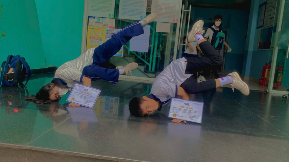 Mấy khi có cơ hội được cầm trên tay giấy khen nữa nên phải làm cho hoành tráng. Ảnh: Cường Lê/Group Trường Người Ta