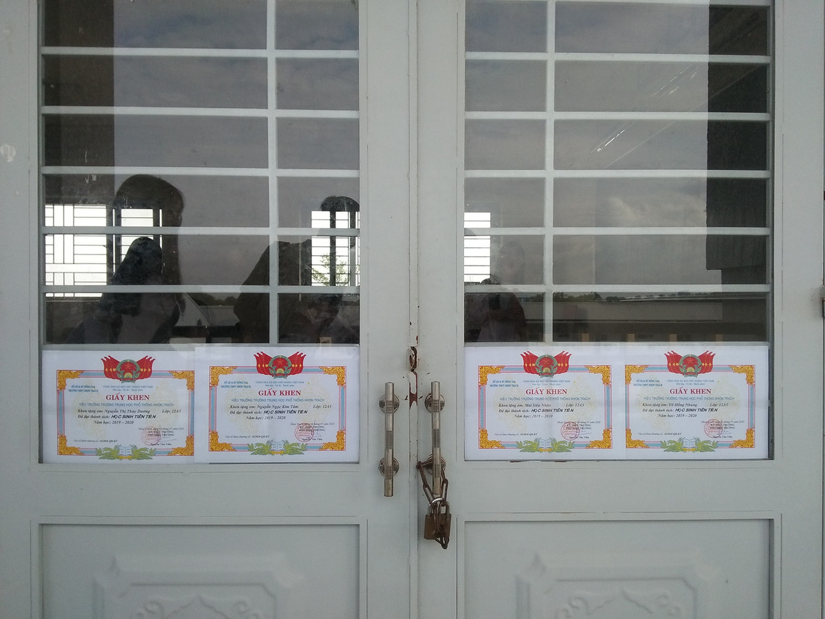 Thay vì khoe tờ giấy khen theo một cách thông thường, học sinh ngày nay đã nghĩ ra nhiều cách khoe "bá đạo" hơn, từ việc giăng khắp lớp học cho đến khoe ra phố đều có đủ cả. Theo Minh Thảo/Trường Người Ta