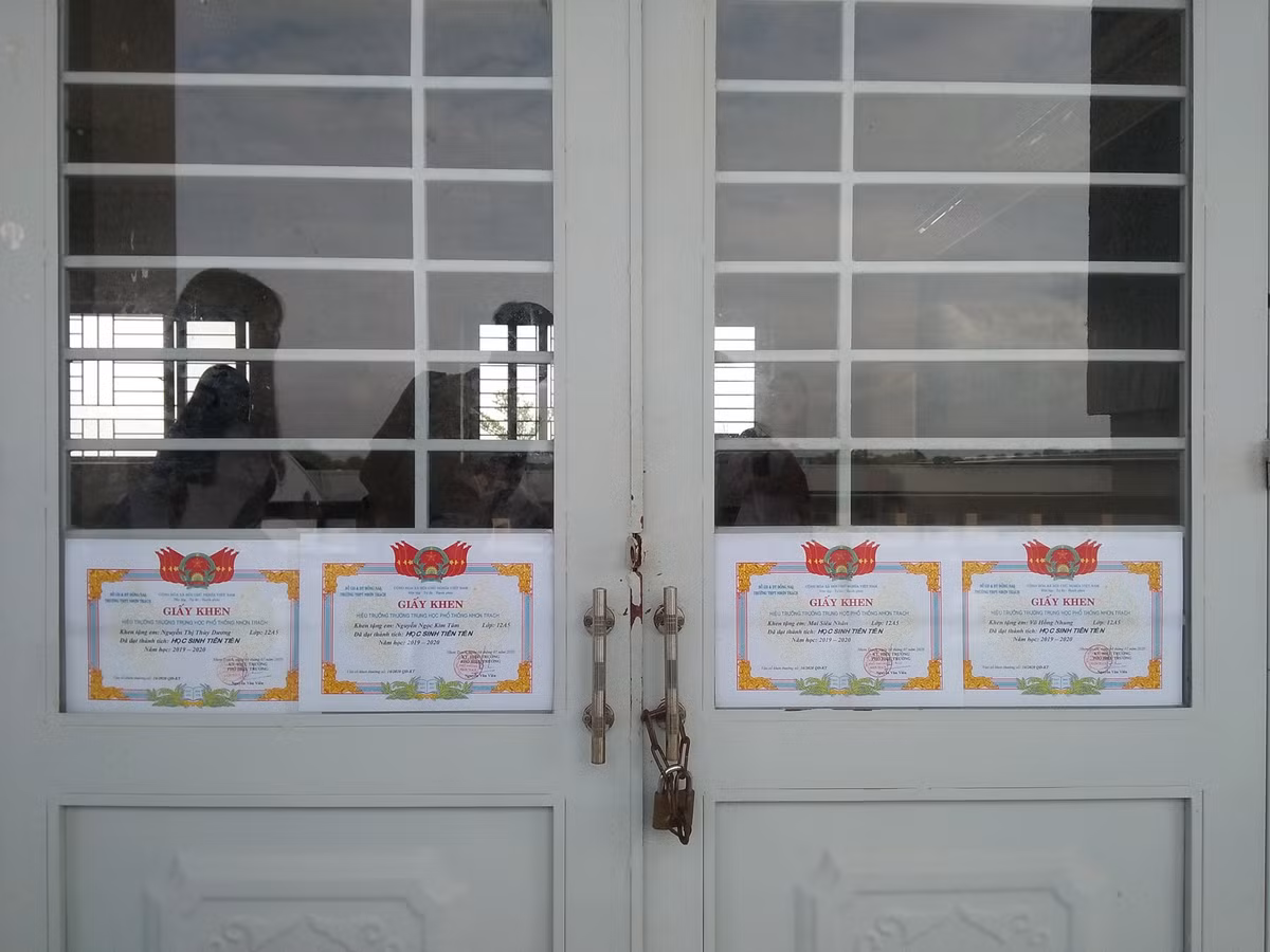 Thay vì khoe tờ giấy khen theo một cách thông thường, học sinh ngày nay đã nghĩ ra nhiều cách khoe "bá đạo" hơn, từ việc giăng khắp lớp học cho đến khoe ra phố đều có đủ cả. Theo Minh Thảo/Trường Người Ta