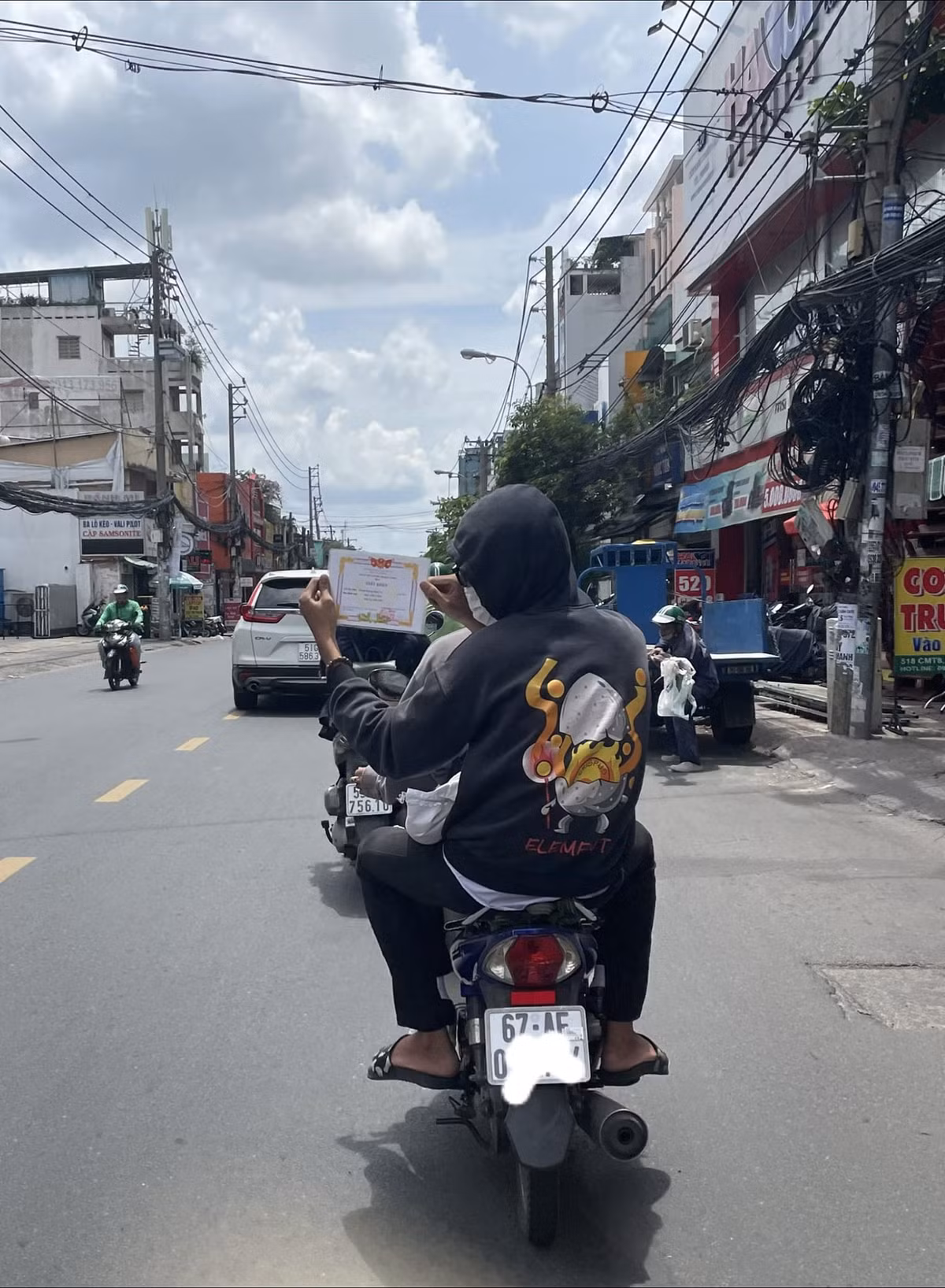 Thay vì cất giấy khen trong cặp, nam sinh đã "trưng bày" giấy khen lượn khắp phố phường. Theo Hoàng Huy/Trường Người Ta