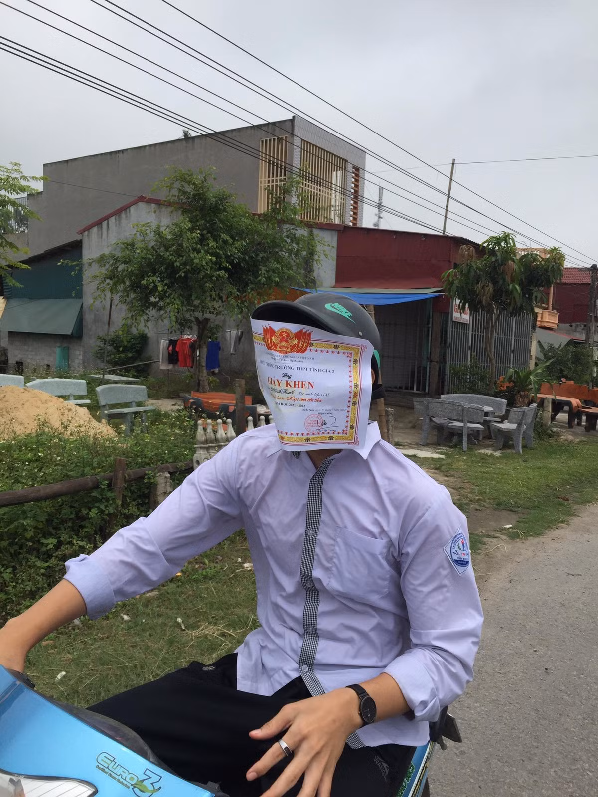 Tuy nhiên vào thời điểm này, trên MXH xuất hiện không ít màn khoe giấy khen hài hước của hội học sinh. Ảnh: THPT Tĩnh Gia 2 confession