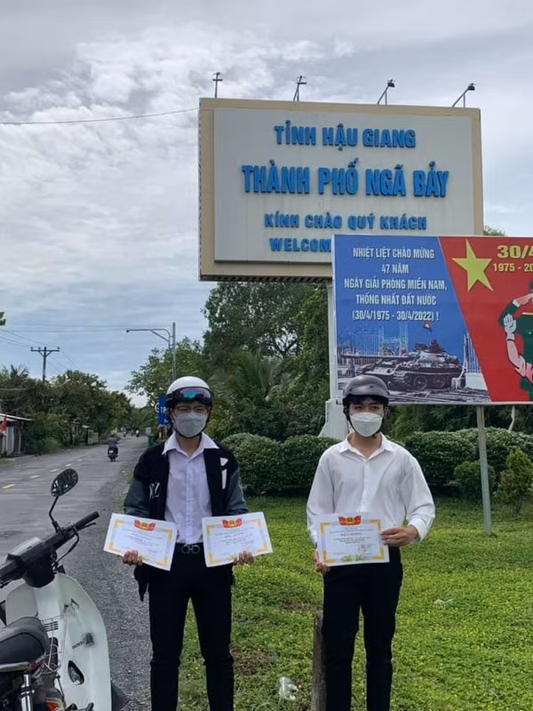 Khoe giấy khen mọi lúc mọi nơi đang là trend của hội học sinh thời nay. Ảnh: Nguyễn Thành Đạt/Group Trường Người Ta.