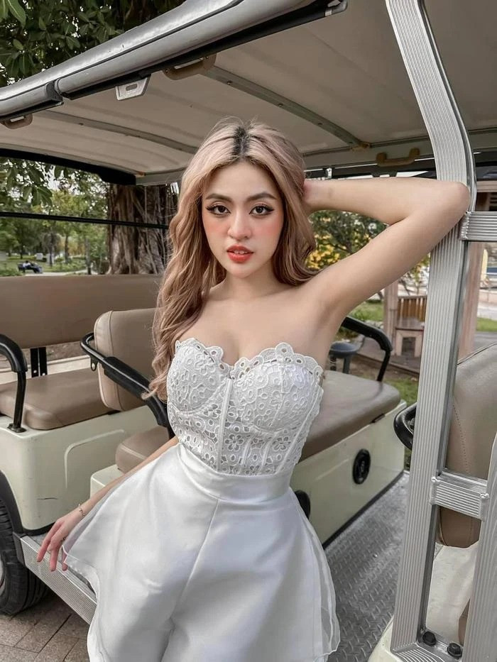 Bên cạnh sự chuyển biến tích cực, "hot girl trứng rán" khiến nhiều người tiếc nuối vì chọn nhầm quản lý, bởi lẽ mỗi lần họ xuất hiện cùng nhau là lại gây tranh cãi.