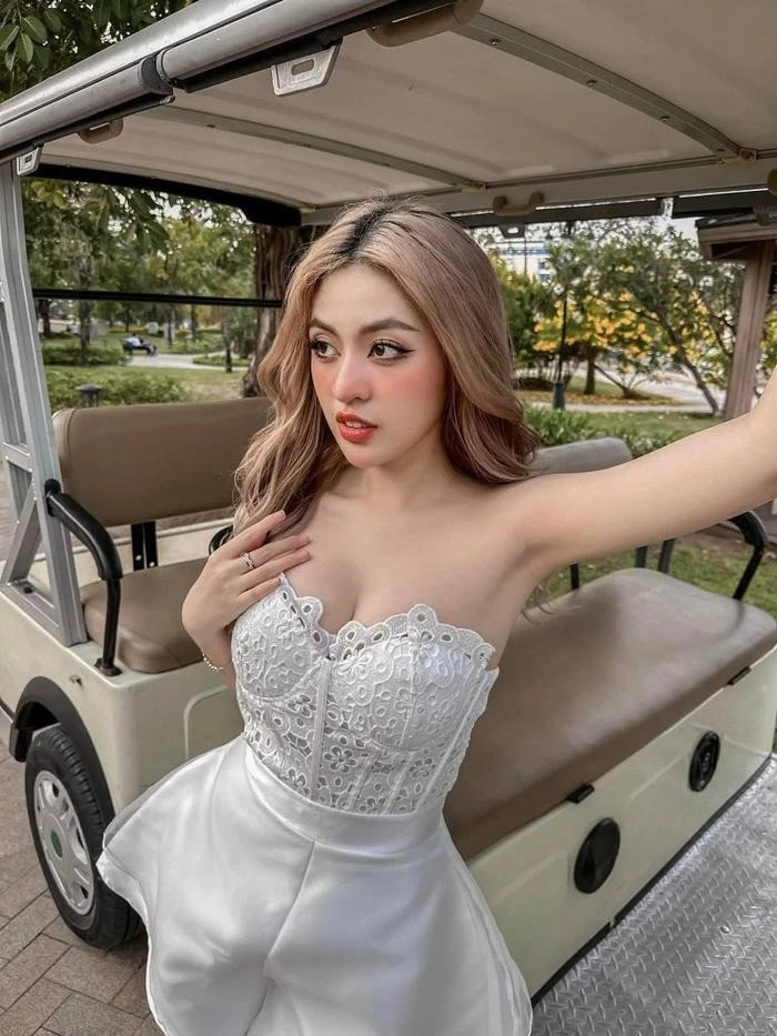 Gần đây nhất, nữ TikToker bị quản lý cũ Vinh Gấu tố vô ơn, nhiều lần nói xấu đồng nghiệp, thậm chí cả người từng nâng đỡ cô. Dù không nhắc tên nhân vật nhưng trong một hình ảnh, Vinh Gấu vô tình để lộ tên của "hot girl trứng rán".