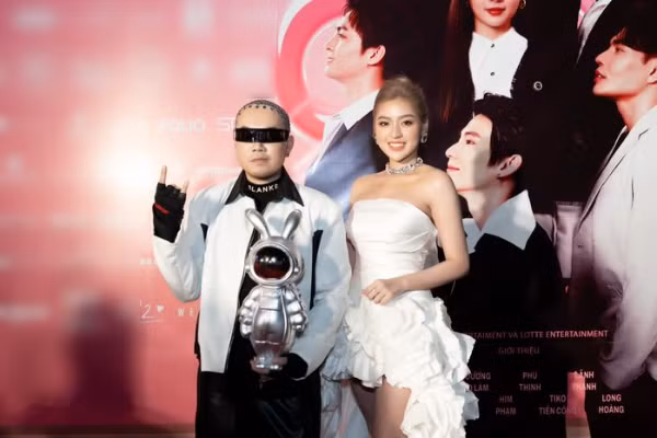 Trong khi Thanh Tâm được đánh giá cao về nhan sắc thì nam quản lý có phong cách được cho rằng thiếu tinh tế, đang cố làm lố.