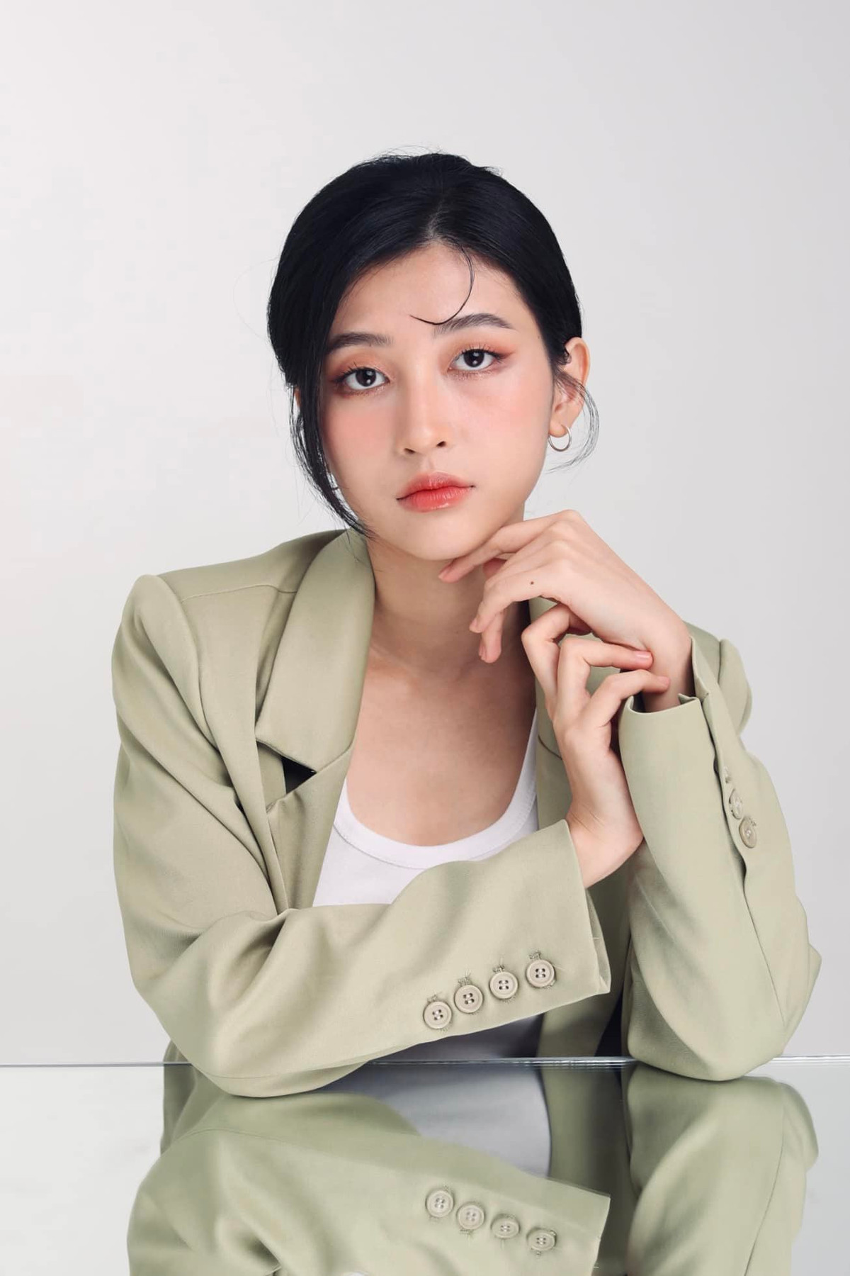 Vẻ đẹp của hot girl sinh năm 1994 giúp cô nhận được nhiều lời mời từ các nhãn hàng.