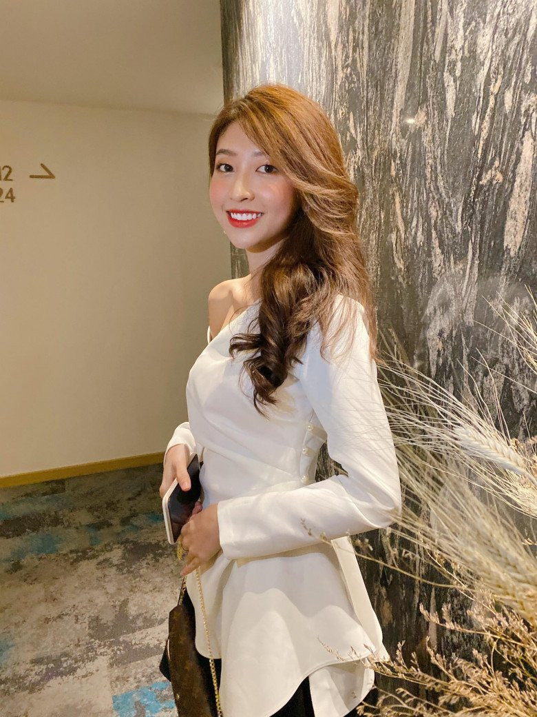 Cô từng đóng MV cho các ca sĩ Vương Anh Tú, Trịnh Đình Quang. Năm 2017, Kim Chi thi The Face Online, vào top 10.