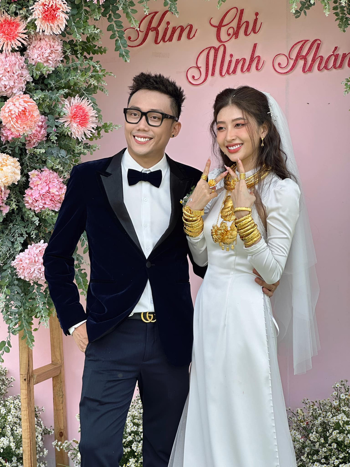 Loạt hình ảnh về cô dâu đeo vàng ngày cưới khiến nhiều người trầm trồ, có phần ghen tị.