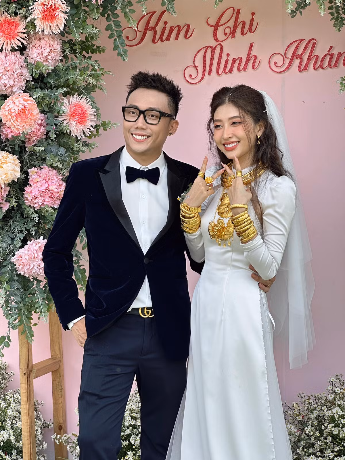 Loạt hình ảnh về cô dâu đeo vàng ngày cưới khiến nhiều người trầm trồ, có phần ghen tị.