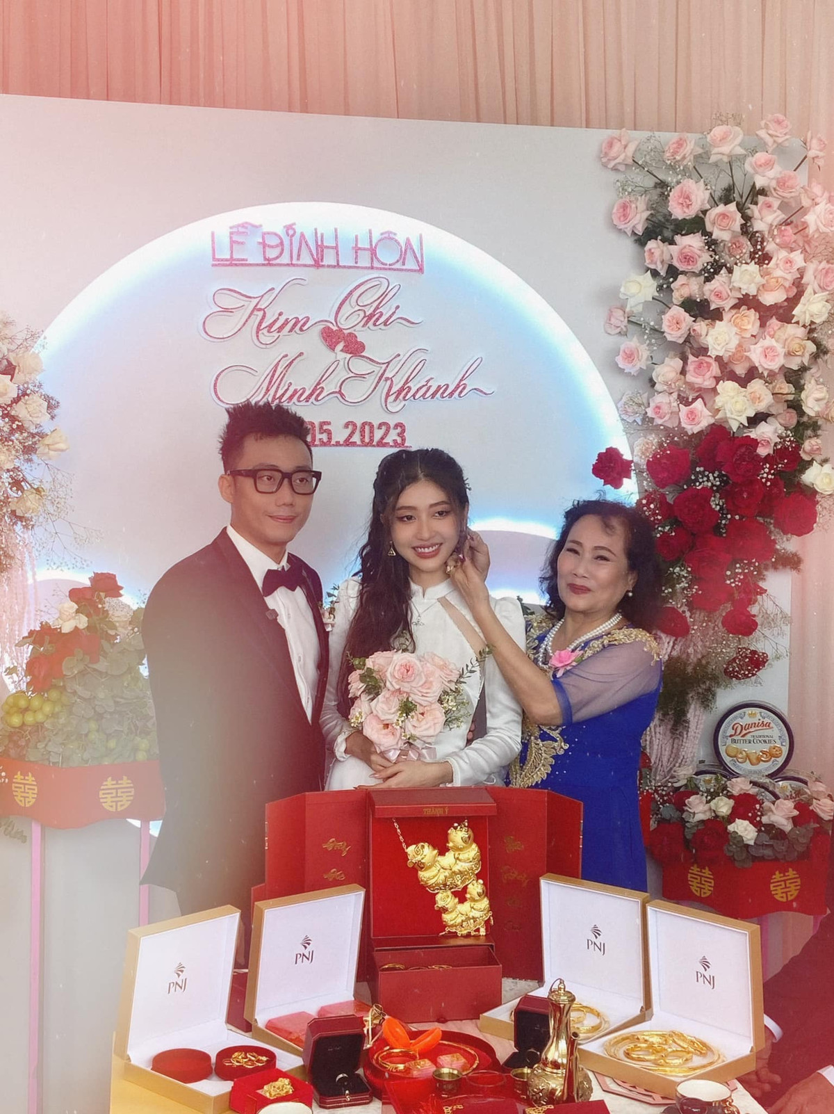 Nàng hot girl sinh năm 1994 kết hôn với nam diễn viên Gino Tống sau 7 năm hẹn hò.