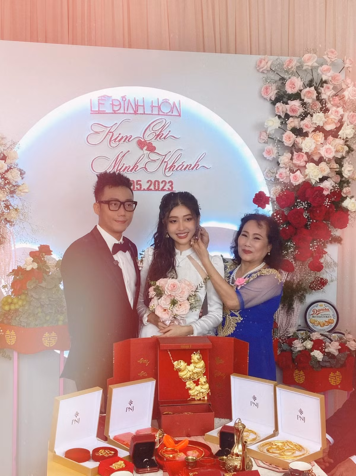 Nàng hot girl sinh năm 1994 kết hôn với nam diễn viên Gino Tống sau 7 năm hẹn hò.