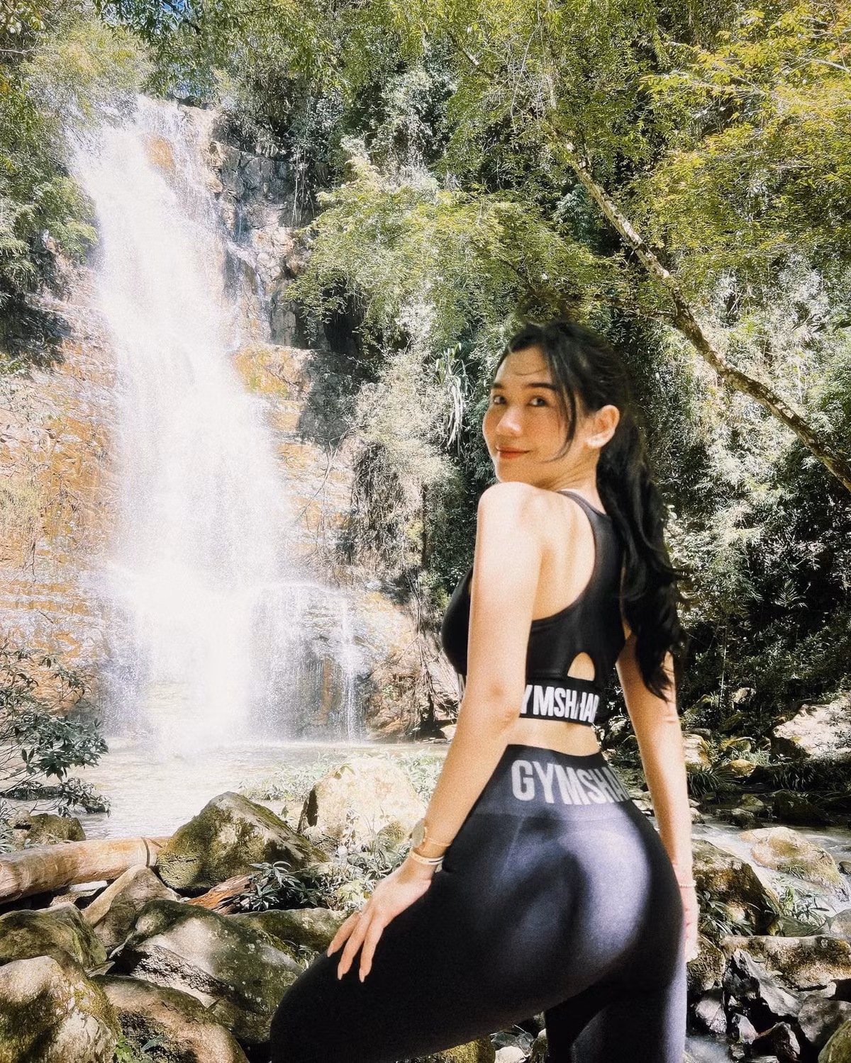 Nhờ chăm chỉ tập luyện thể thao mà Chù sở hữu được thân hình chuẩn đẹp, vòng nào ra vòng nấy.