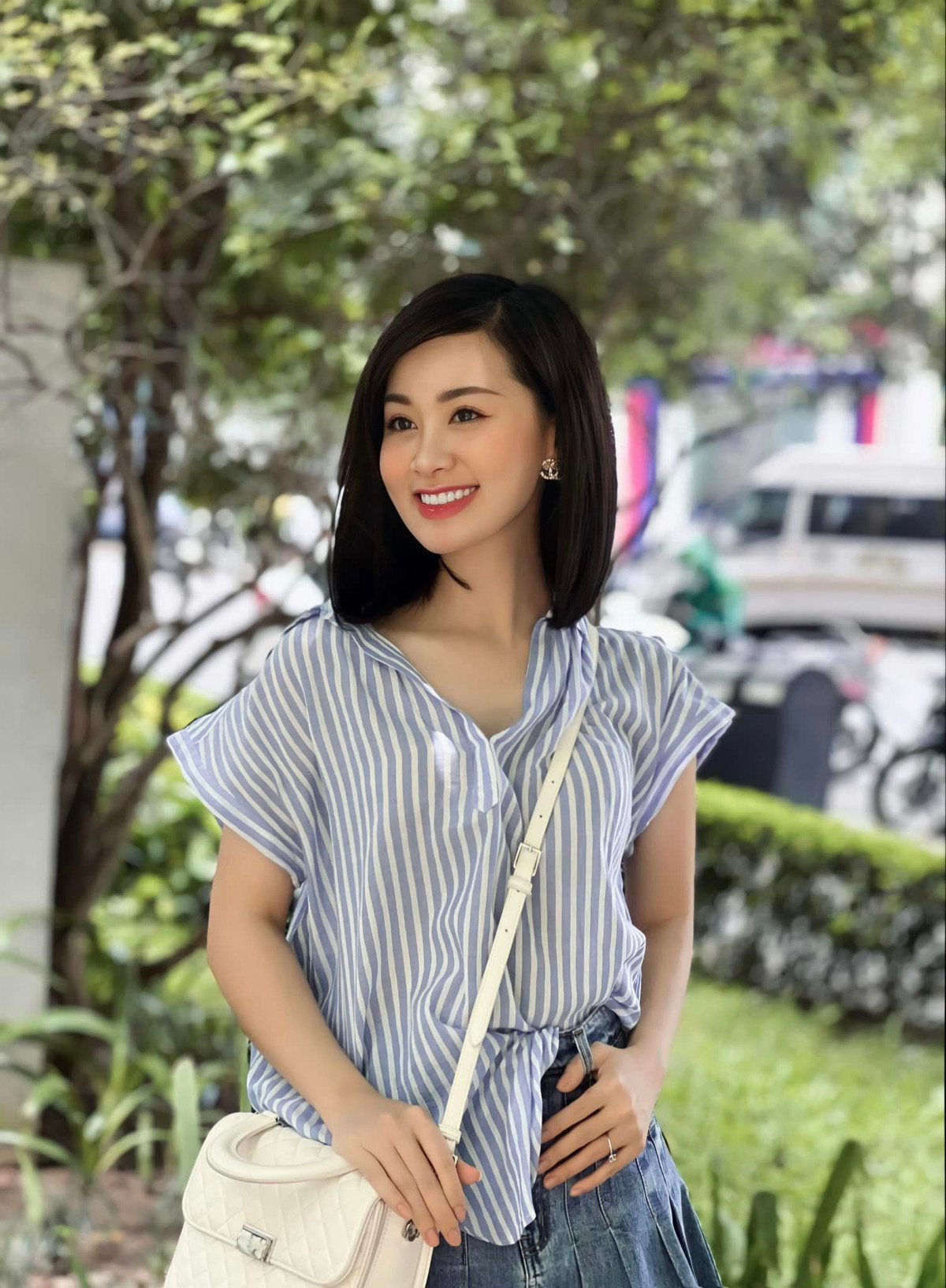 Lên sóng truyền hình hay khi đi dẫn, nữ MC Nghệ An luôn xuất hiện với hình ảnh chỉn chu, sang trọng.