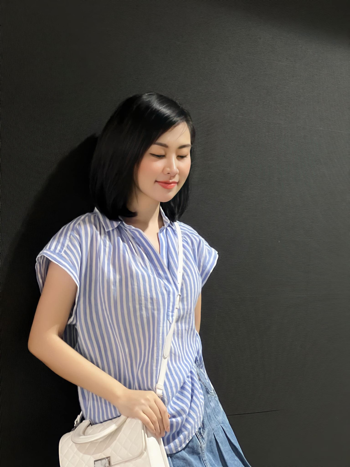 Tuy nhiên mỗi lần thoát vai của một MC, Lê Hà Phương xuất hiện ngoài đời thường tự tin, năng động và có chút gợi cảm.