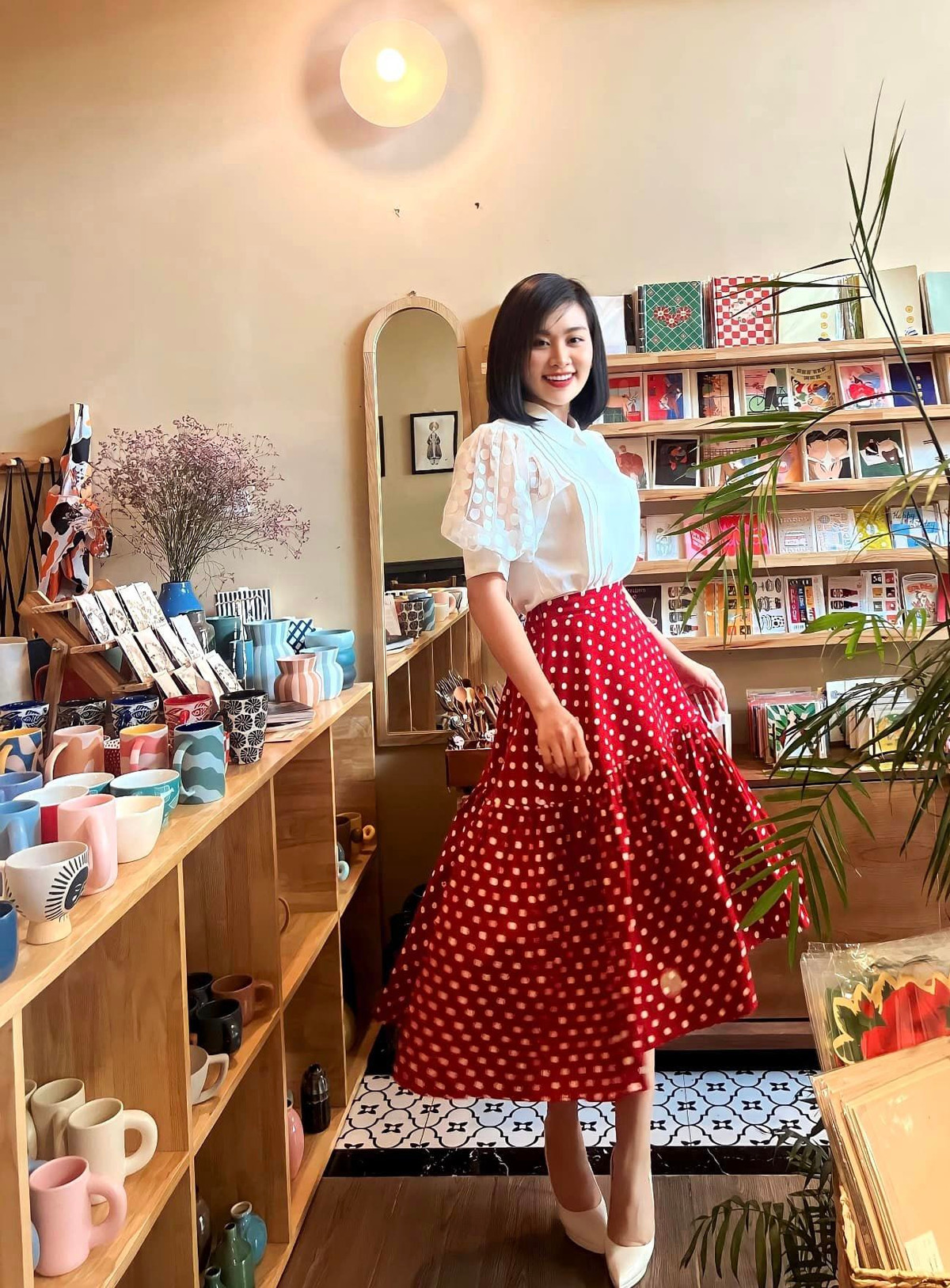 Không chỉ thế, cô còn thường xuyên diện những bộ đồ hở eo nhằm làm nổi bật vòng 2 60cm.