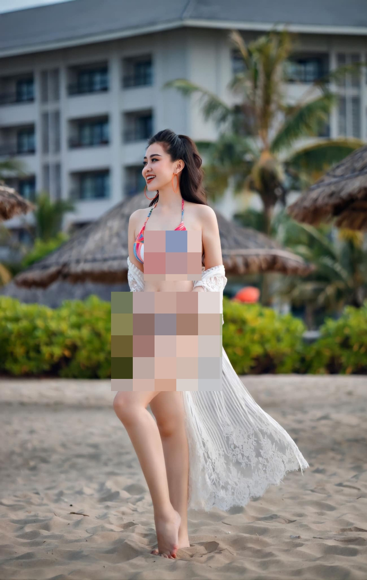 Cô lựa chọn áo tắm họa tiết hoa văn cổ điển kết hợp áo kimono ren trắng để tôn lên đường cong hoàn hảo của mình.