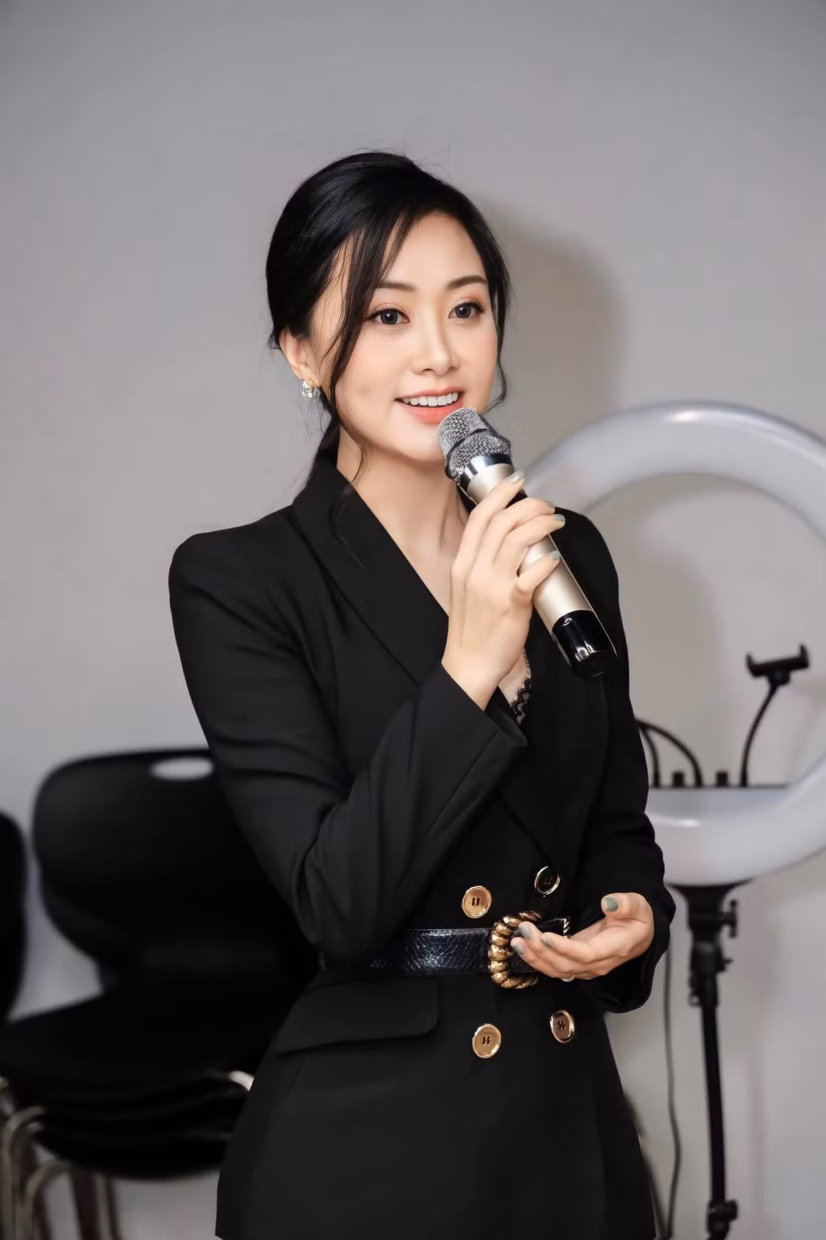 Hà Phương còn là một giảng viên, nữ MC Đài PTTH Nghệ An.