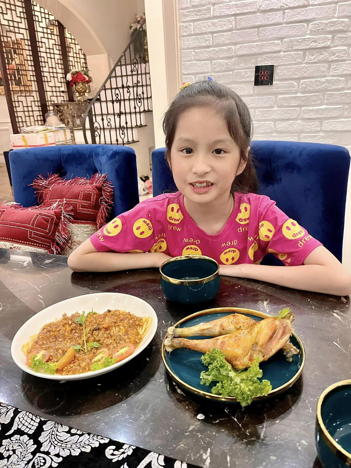 Vì là chị cả nên trông Hana trưởng thành, hiền dịu và điềm tĩnh hơn các em. Ảnh: FBNV