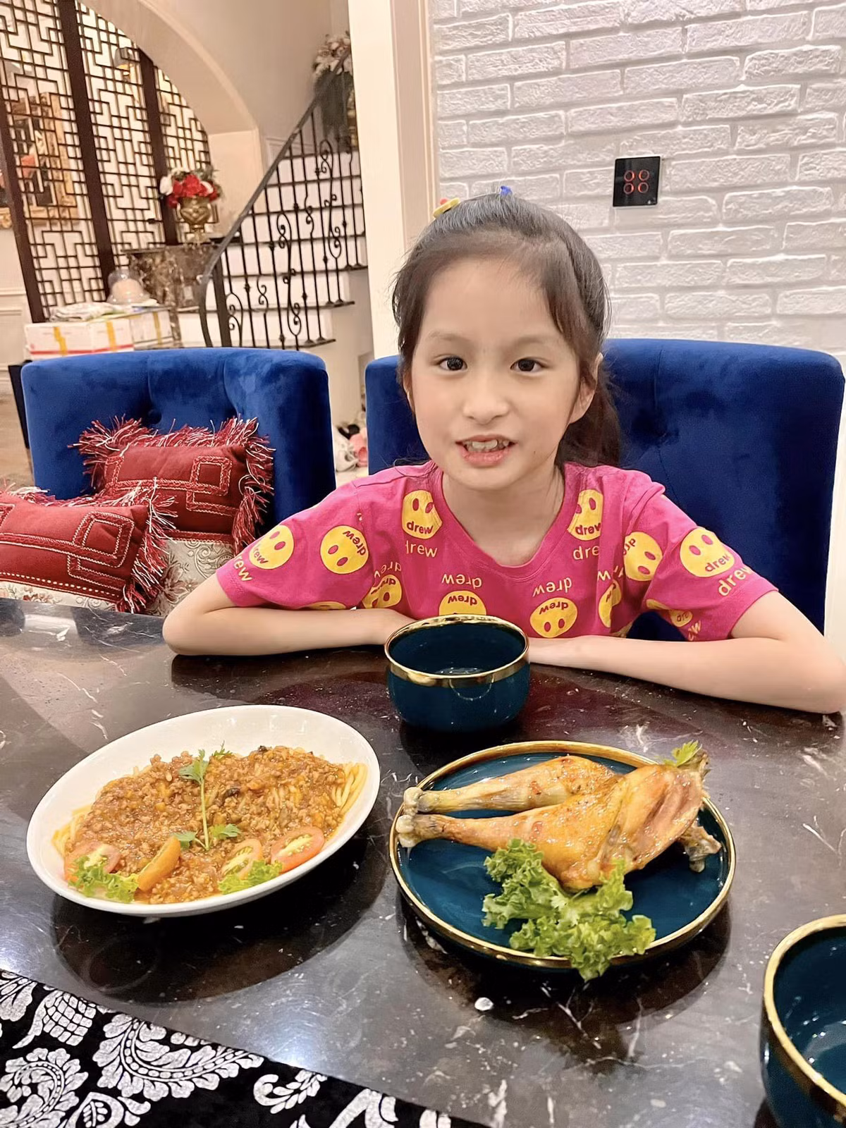 Vì là chị cả nên trông Hana trưởng thành, hiền dịu và điềm tĩnh hơn các em. Ảnh: FBNV