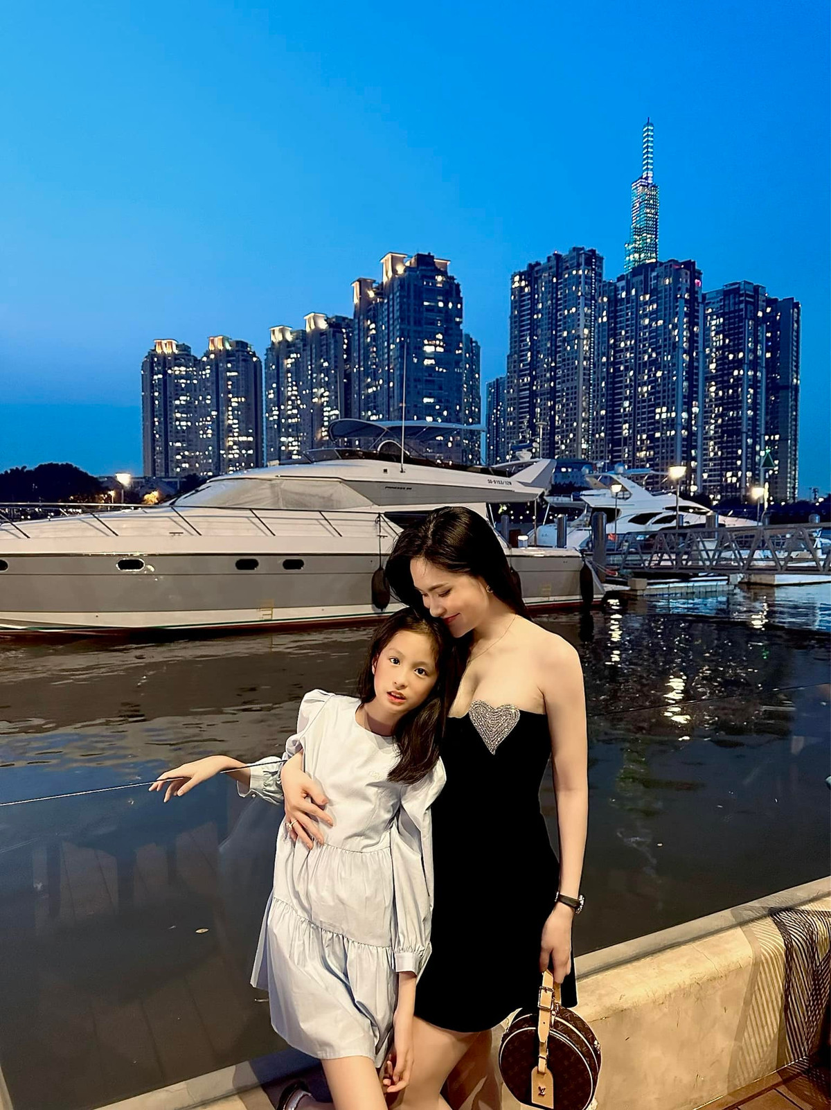 Không chỉ ghi điểm bởi nghĩa cử từ thiện cao đẹp, "nữ đại gia quận 7" khiến nhiều người ngưỡng mộ khi cho 3 tiểu công chúa đáng yêu được hưởng cuộc sống "rich kid" từ bé.