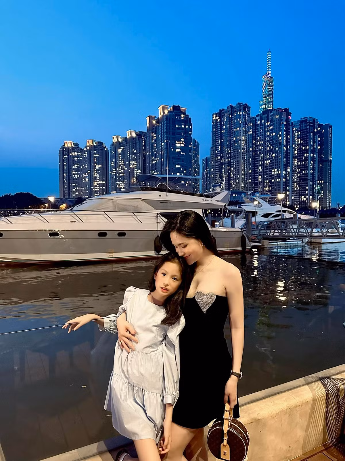 Không chỉ ghi điểm bởi nghĩa cử từ thiện cao đẹp, "nữ đại gia quận 7" khiến nhiều người ngưỡng mộ khi cho 3 tiểu công chúa đáng yêu được hưởng cuộc sống "rich kid" từ bé.