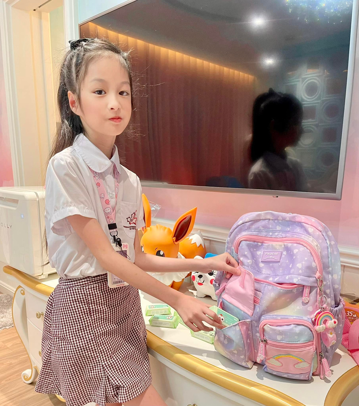 Qua hình ảnh có thể thấy góc để balo, túi xách của bé Hana đều là các món hàng hiệu đắt đỏ như Jacquemus, Fendi, Gucci, Burberry,...