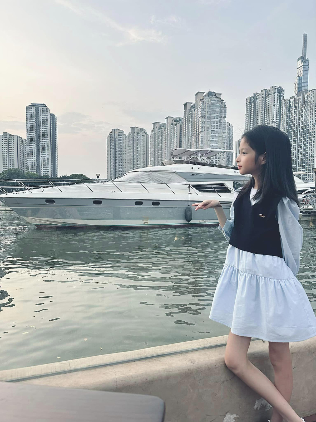 Dưới bài đăng, netizen khen ngợi rằng, dù con gái Đoàn Di Băng là con nhà giàu nhưng không sống đua đòi, xa xỉ hay chảnh chọe.