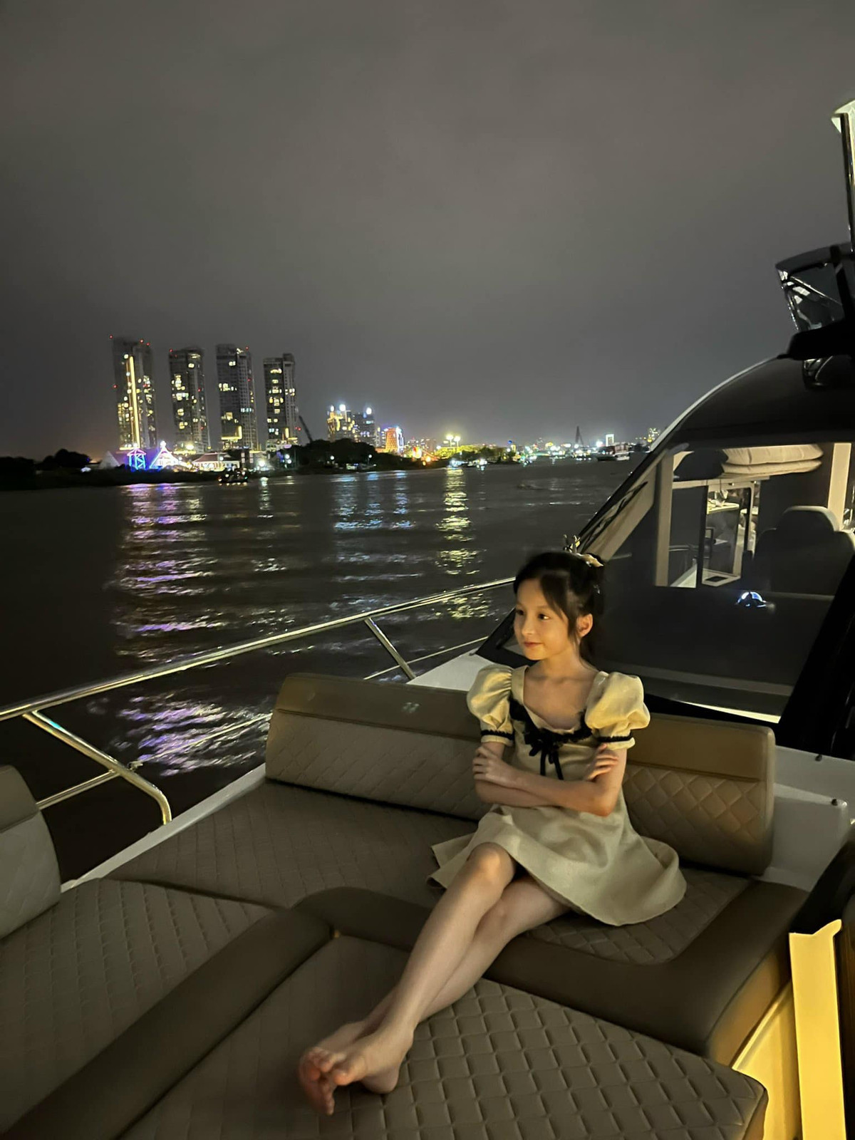 Dù trong nhà không thiếu balo hàng hiệu nhưng nhóc tì lại chỉ đeo đi học chiếc balo màu sắc dễ thương với giá tiền vừa phải.